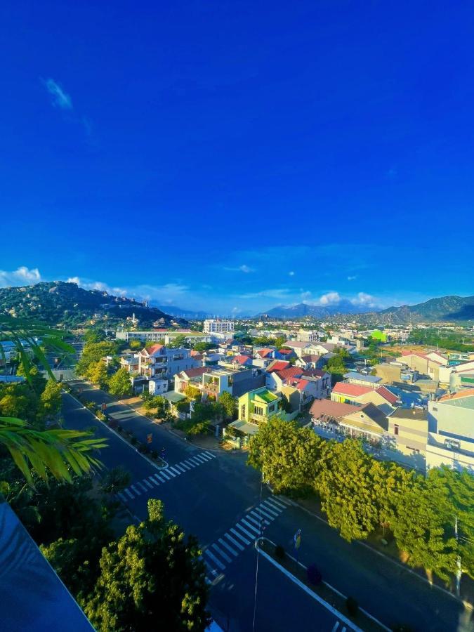 Отель KháCh SạN Sunrise Ninh ThuạN Фанранг Экстерьер фото